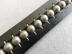 Brett svart läderarmband med metallkulor