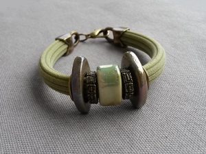 Grön regaliz armband med keramikpärlor