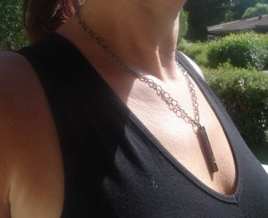 Ett underbart halsband med en budskapsberlock ”LOVE”