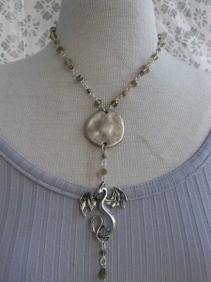 Kort Y-halsband hänge med drake glaspärlor i kedjan