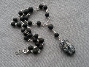 Y-halsband silver med svarta stenar i kedjan