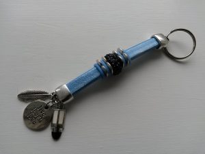 Stor blå nyckelring regaliz läder och berlocker