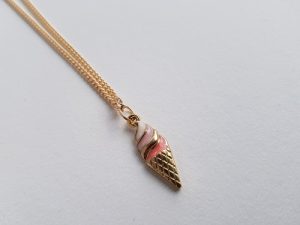 Halsband emaljerad glasstrut berlock i ljus guldpläterad kedja