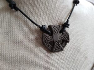 Keltiskt kors i stengods svart läderhalsband justerbart