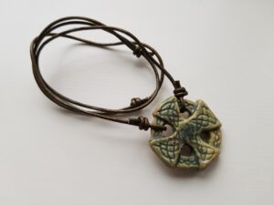 Grönt keltiskt kors med antikguld läderhalsband justerbart